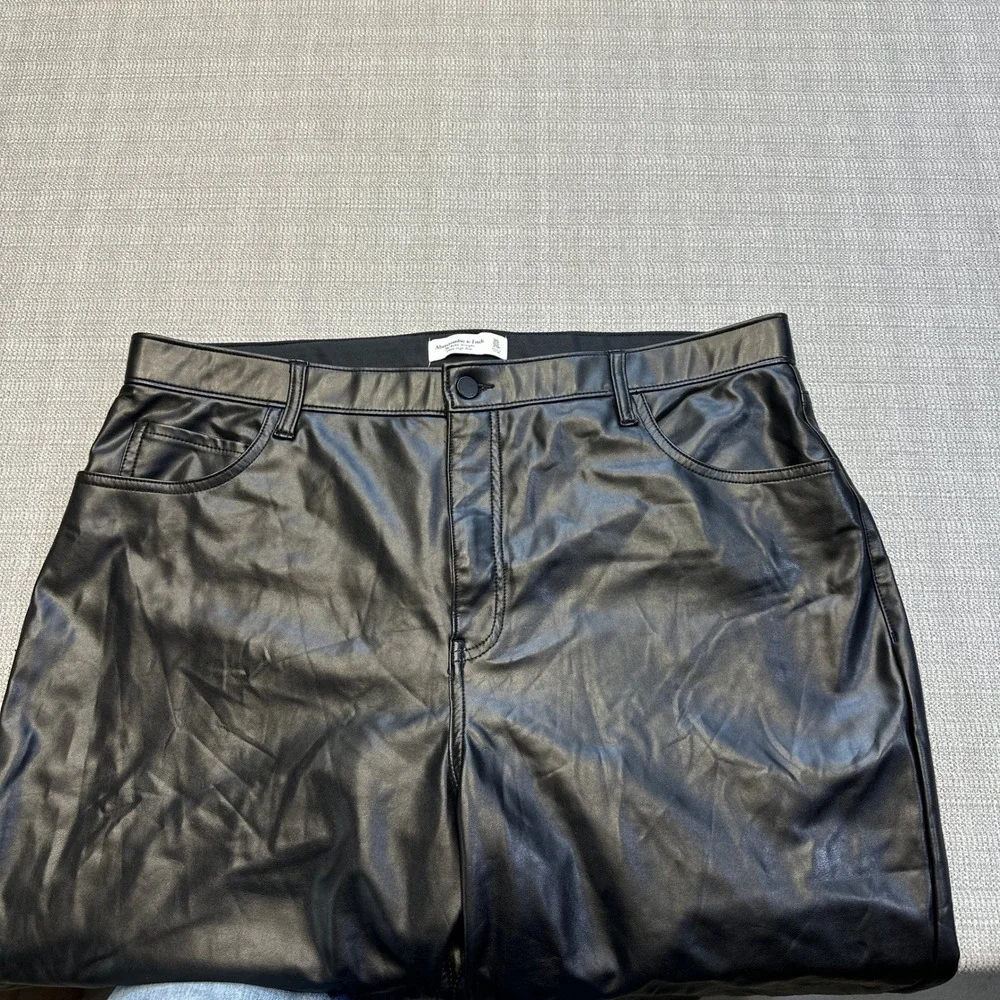 Abercrombie & Fitch Vegan Leather Pants Womens 35 x20 Cropped Goth‎ Biker Faux